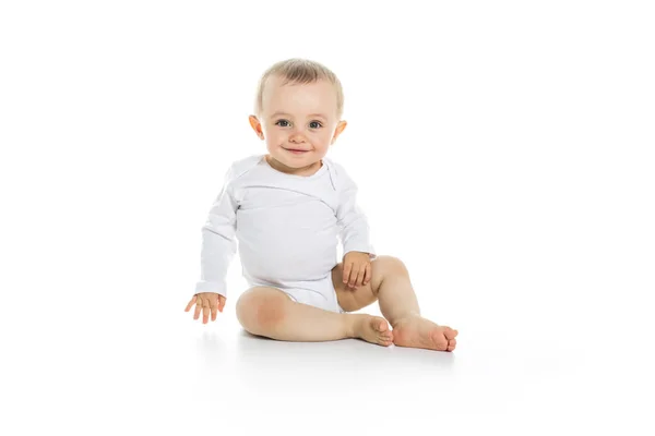 Beyaz arka planda güzel bir erkek bebek — Stok fotoğraf