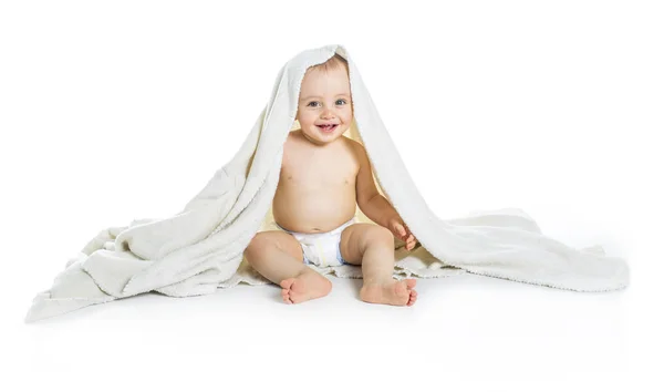 수건에서 아기입니다. 흰색 배경에 고립 — 스톡 사진