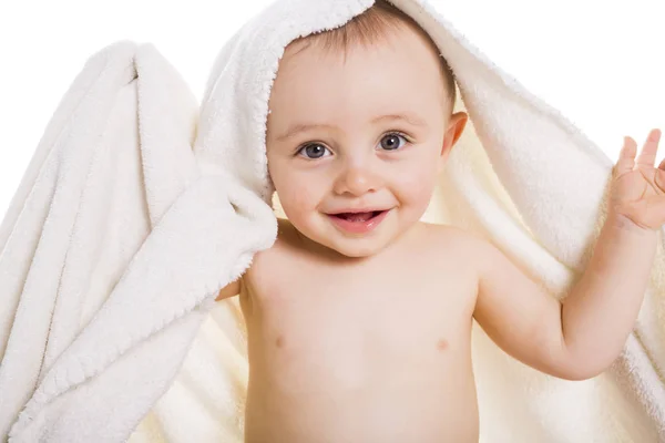 Bebé bajo una toalla. aislado sobre un fondo blanco — Foto de Stock