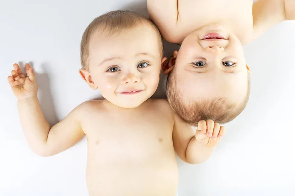 Irmão gêmeo se divertindo em um estúdio piso branco — Fotografia de Stock