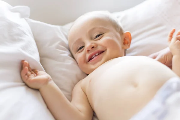 Bebê feliz criança jogar diversão na cama — Fotografia de Stock