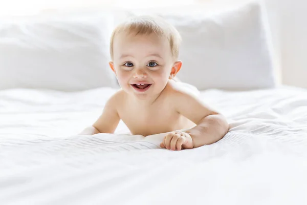 Bebê feliz criança jogar diversão na cama — Fotografia de Stock