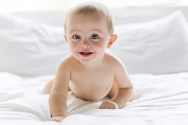 Fröhliches Baby spielt Spaß im Bett — Stockfoto