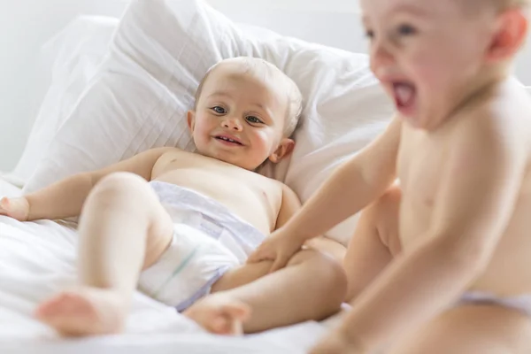 Twin bebê menino criança jogar diversão na cama — Fotografia de Stock