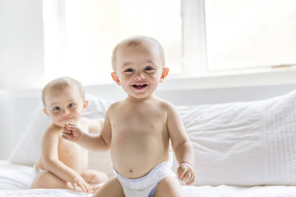 Twin bebê menino criança jogar diversão na cama — Fotografia de Stock