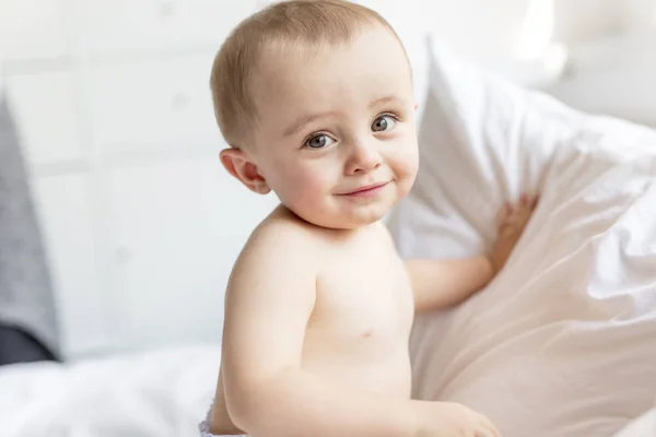 Heureux bébé enfant jouer amusant dans le lit — Photo