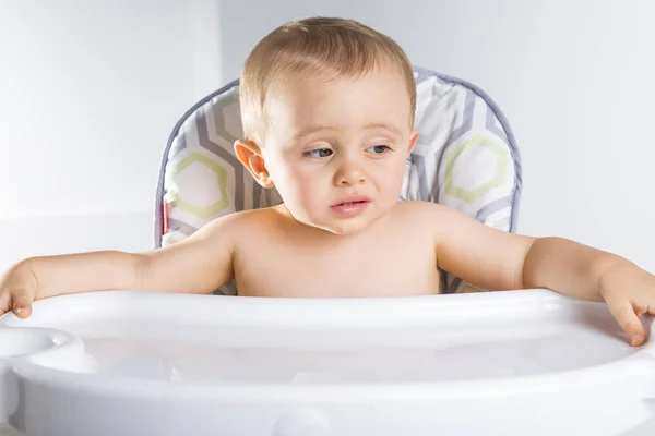 Barn i en barnstol. Kid väntar favorit barnmat — Stockfoto