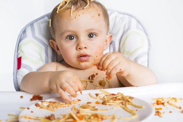 A kisbaba megeszi a vacsoráját és rendetlenséget csinál. — Stock Fotó