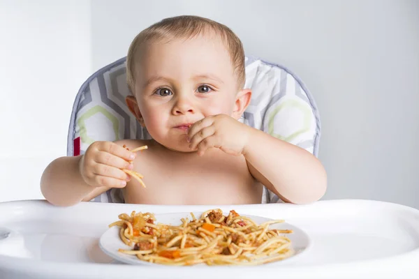 Pequeño bebé comiendo su cena y haciendo un lío — Foto de Stock