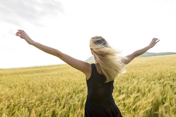 Felice, soddisfatta giovane donna in piedi nel campo di grano . — Foto Stock