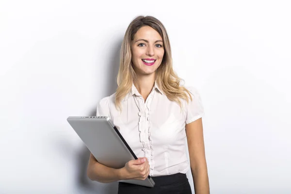 Jonge zakenvrouw biedt computer product, op de grijze achtergrond — Stockfoto