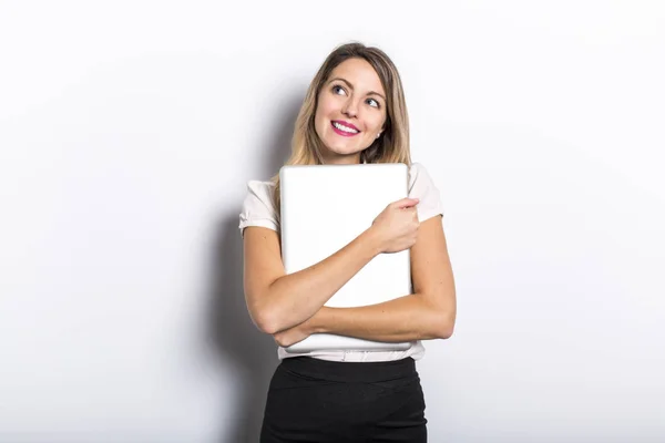 Young business woman offers computer product, on grey background — Stock Photo, Image