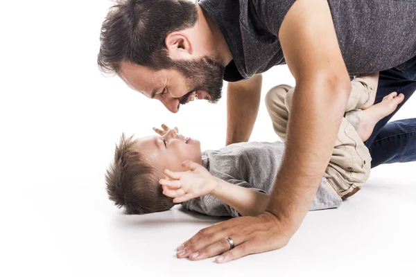 Padre e hijo se divierten sobre fondo blanco — Foto de Stock