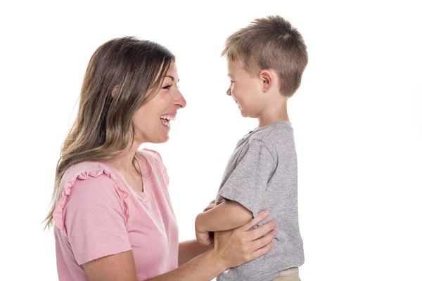 白い背景の上の子供と幸せな若い母 — ストック写真