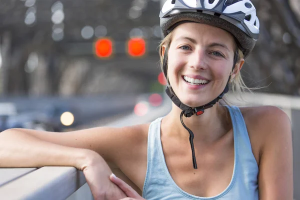 Ung kvinna Rider Bike utanför — Stockfoto