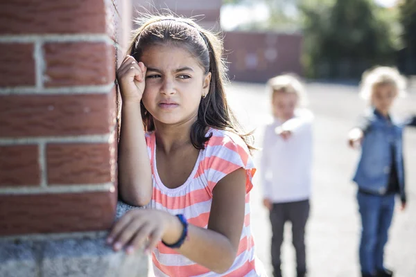 Bullying da idade elementar no pátio da escola — Fotografia de Stock