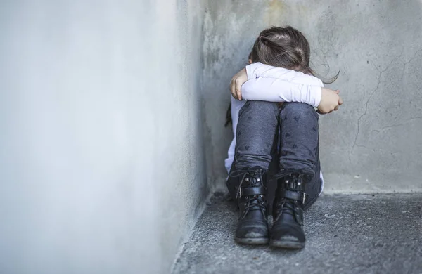 Sechsjährige Schülerin auf den Schulhof — Stockfoto