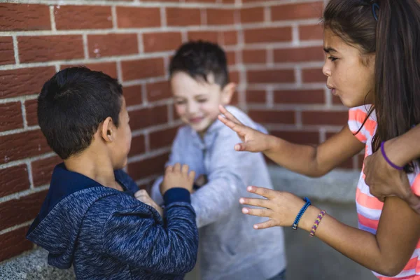 Zwei Jungen bei Streit auf Spielplatz gestoppt — Stockfoto