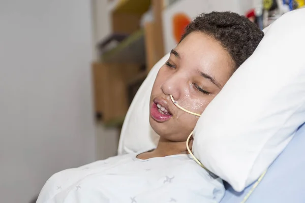 Sick patient lying on bed in hospital for medical background — Stock Photo, Image