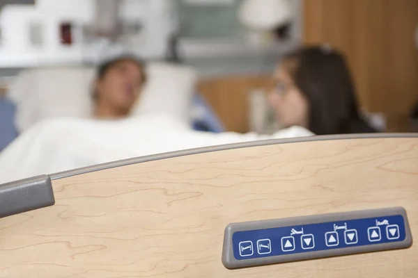 Zieke patiënt liggend op bed in het ziekenhuis voor medische achtergrond — Stockfoto
