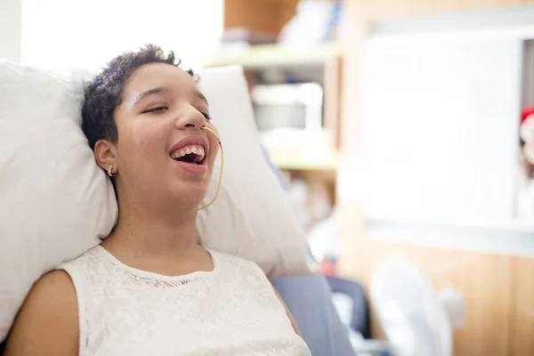 Zieke patiënt liggend op bed in het ziekenhuis voor medische achtergrond — Stockfoto