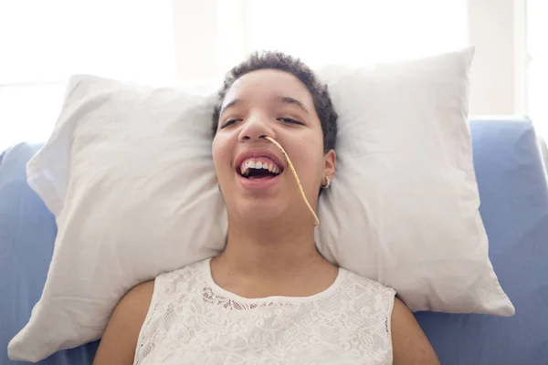 Zieke patiënt liggend op bed in het ziekenhuis voor medische achtergrond — Stockfoto