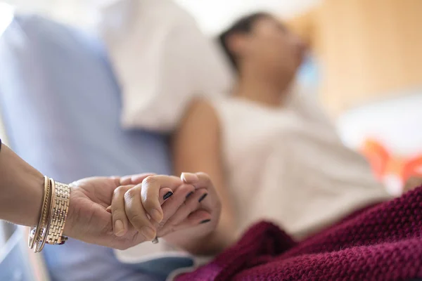 Zieke patiënt liggend op bed in het ziekenhuis voor medische achtergrond — Stockfoto