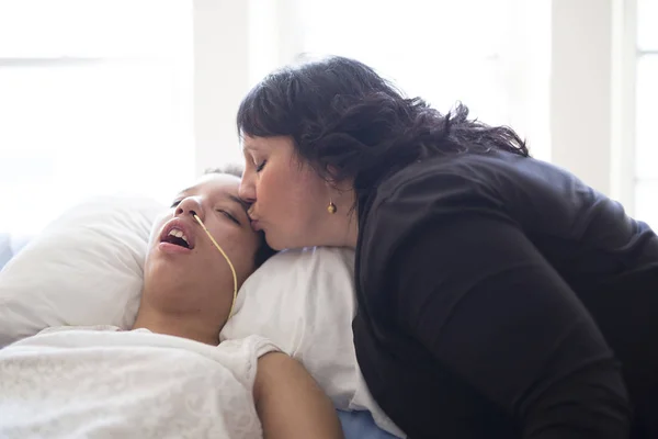 Sjuka patienten liggande på sängen i sjukhus för medicinska bakgrund — Stockfoto