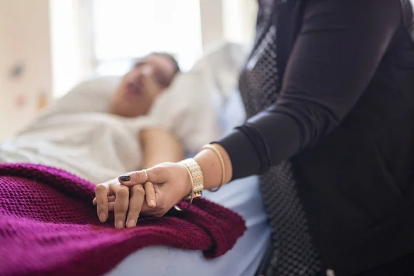 Zieke patiënt liggend op bed in het ziekenhuis voor medische achtergrond — Stockfoto