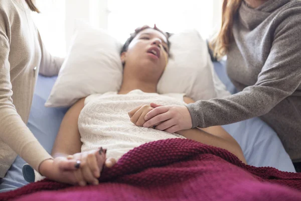 Paciente enfermo acostado en la cama en el hospital por antecedentes médicos — Foto de Stock