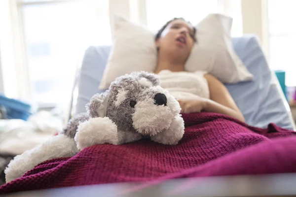 Paciente doente deitado na cama do hospital para formação médica — Fotografia de Stock