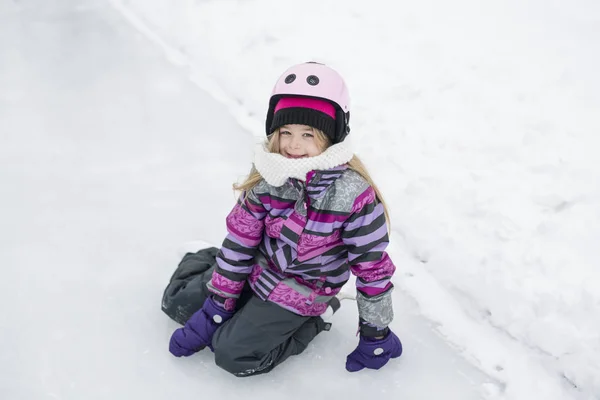 Niña disfrutando del patinaje sobre hielo en invierno — Foto de Stock