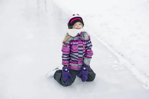 Niña disfrutando del patinaje sobre hielo en invierno — Foto de Stock