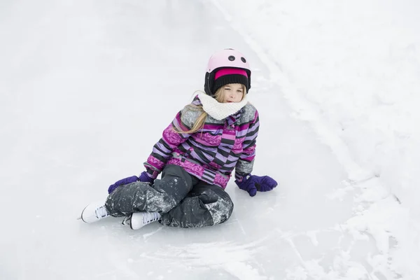 Маленькая девочка наслаждается катанием на коньках в зимний сезон — стоковое фото