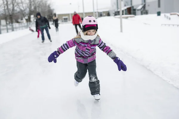 Bambina che si diverte a pattinare sul ghiaccio nella stagione invernale — Foto Stock
