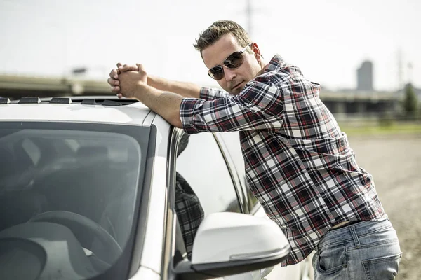 Schöner Mann in der Nähe des Autos. Luxusleben. — Stockfoto