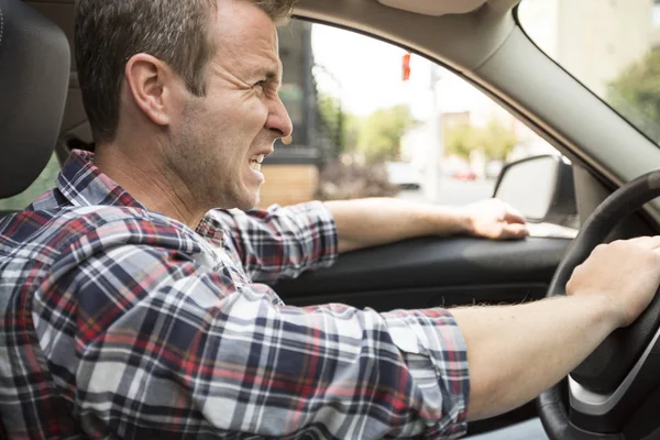 Jovem irritado a conduzir um carro. Condutor irritado — Fotografia de Stock