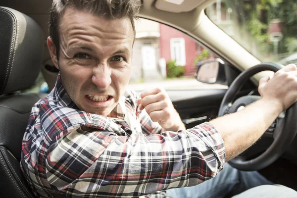 Jovem irritado a conduzir um carro. Condutor irritado — Fotografia de Stock