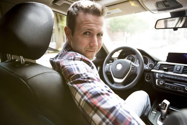 Nette Männer mit seinem brandneuen Auto — Stockfoto