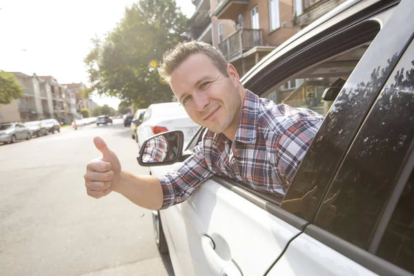 Hombres agradables con su coche nuevo —  Fotos de Stock