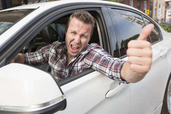 Nette Männer mit seinem brandneuen Auto — Stockfoto