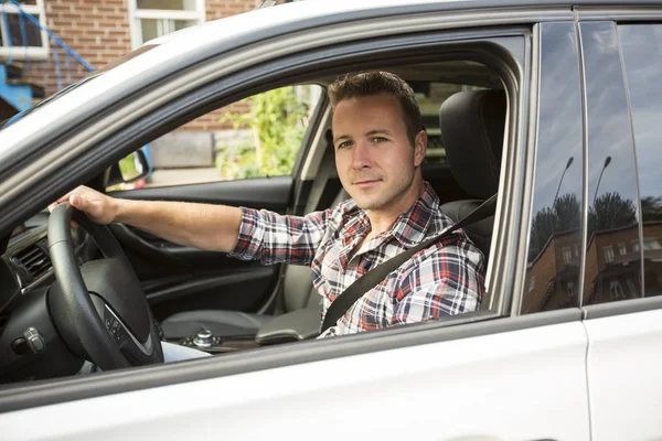 Mooie mannen met zijn gloednieuwe auto — Stockfoto