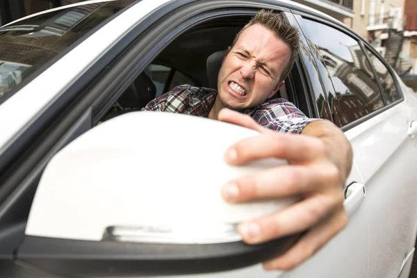 Irritierter junger Mann am Steuer eines Autos. Irritierter Fahrer — Stockfoto