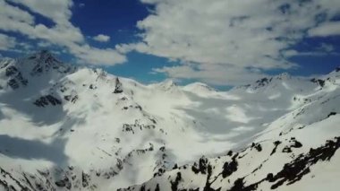 Bulutlarda dağlar copterlapse 
