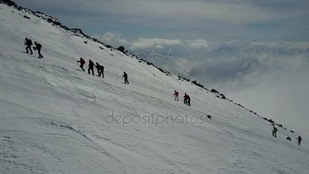Альпинисты в горах — стоковое видео