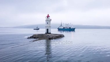 Deniz feneri ve gemi