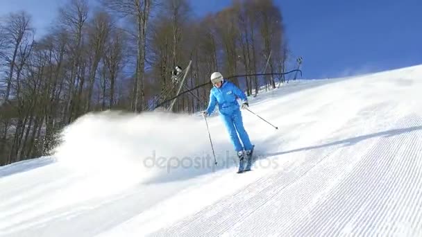 Sciare nella località alpina Rosa Khutor — Video Stock