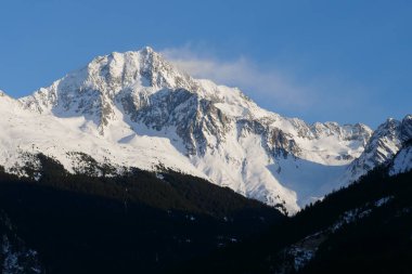 Karla kaplı dağ manzarası