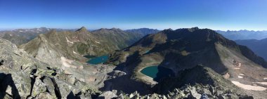 Gölü olan güzel dağ manzarası