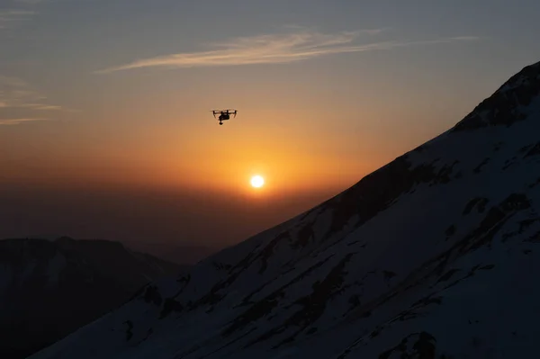 Dronr gün batımında dağlarda